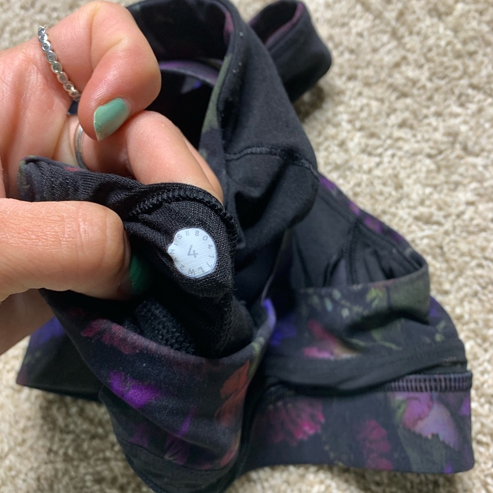 Lululemon Black Floral Seamless Sports Bra Size 2 - Picture 6 of 6
